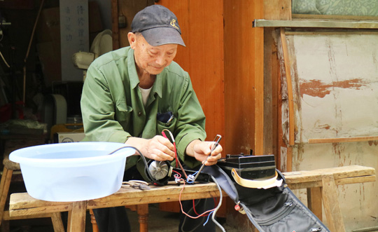 一位測繪老黨員和他的義務修理鋪 一位測繪老黨員和他的義務修理鋪