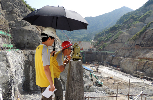 技術(shù)人員在進(jìn)行大壩首級控制網(wǎng)復(fù)核 技術(shù)人員在進(jìn)行大壩首級控制網(wǎng)復(fù)核