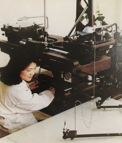 上世紀八十年代,技術人員利用傳統(tǒng)模擬測繪設備制圖 上世紀八十年代,技術人員利用傳統(tǒng)模擬測繪設備制圖