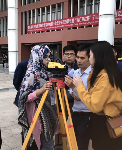 南方測繪公司技術(shù)人員正在為參賽選手做賽前培訓(xùn) 南方測繪公司技術(shù)人員正在為參賽選手做賽前培訓(xùn)