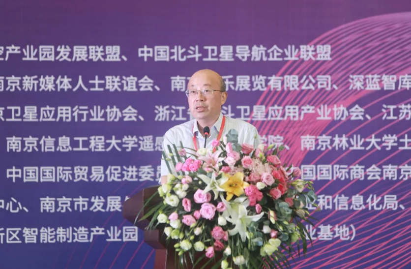 江蘇省測(cè)繪地理信息局局長施建石登臺(tái)致辭 江蘇省測(cè)繪地理信息局局長施建石登臺(tái)致辭